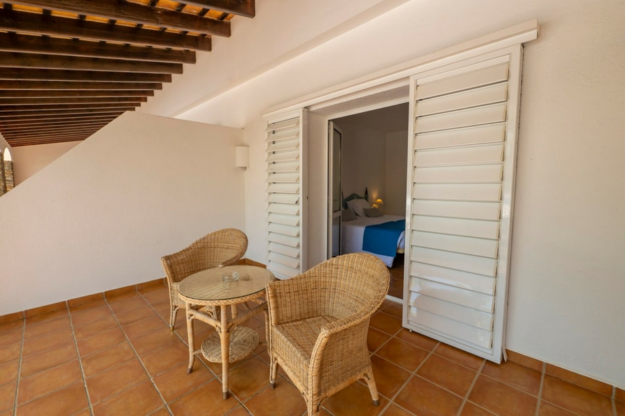 Chambre avec vue sur la piscine