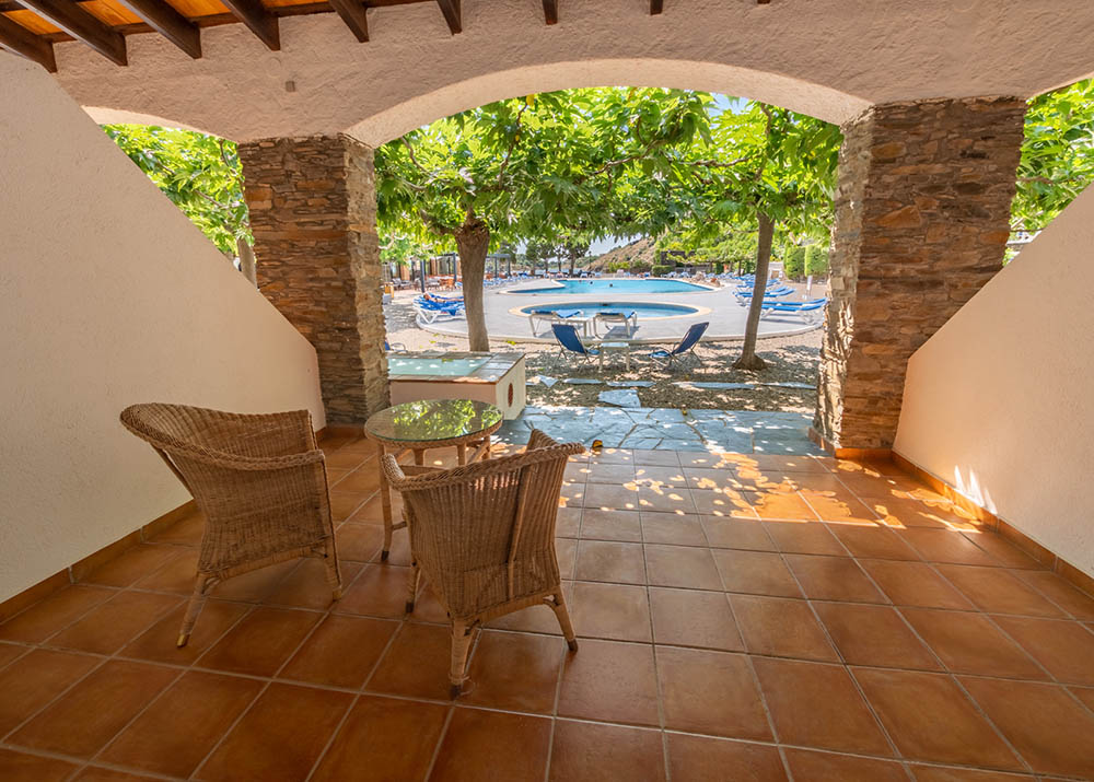 Chambre avec vue sur la piscine